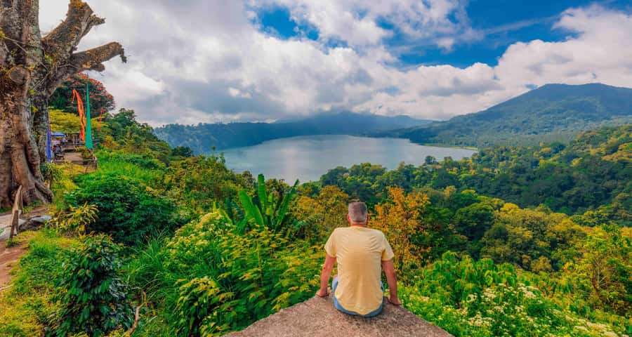 Munduk: Twin Lakes Jungle Hike with Lake Canoe and Waterfall - Getting picked up and settling into the hills