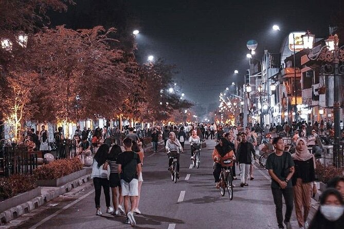 Night Walking Tour-Malioboro street food with guide at Yogyakarta - Why Malioboro at night feels like the real Yogya