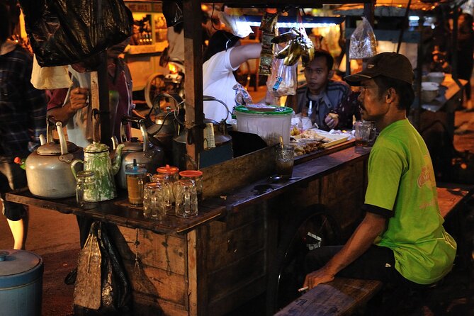 Night Walking Tour-Malioboro street food with guide at Yogyakarta - The 4h15 rhythm, starting at Tugu, and how the group stays manageable