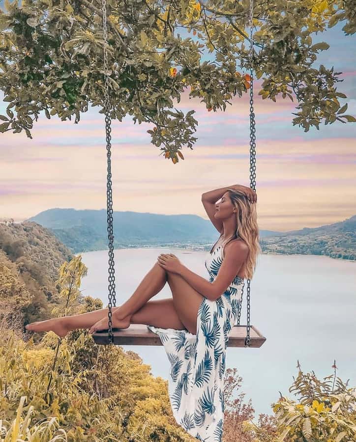 North Bali: Ulun Danu, Waterfalls, Swing and Monkey Forest - North Bali in One Day: from highland photo stops to a lake temple