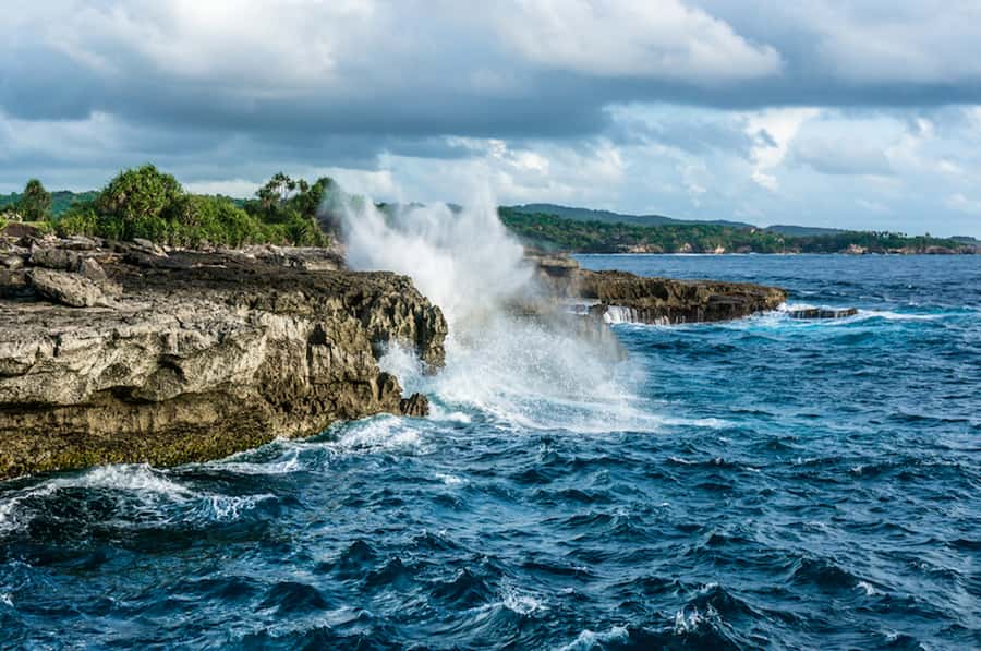 Nusa Lembongan Island: Snorkeling & Mangrove Forest Day Tour - Yellow Bridge and the Blue-Water Photo Stop