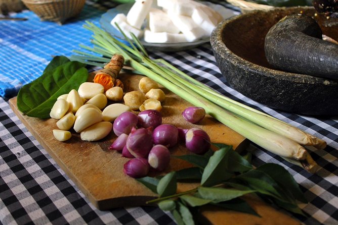 PRIVATE Authentic Balinese Cooking Class in Ubud at Putu's Home - Lunch or dinner, and how the meal with local alcohol fits in