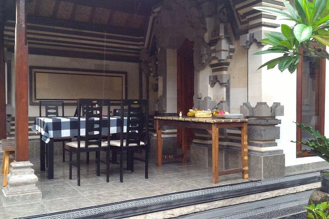 PRIVATE Ubud Market Tour & Balinese Cooking Class with Putu - Lunch with three generations: the part that often feels like the real tour