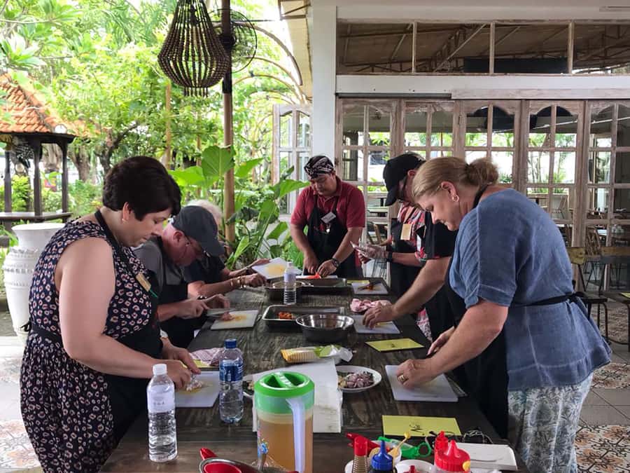 Seminyak: Balinese Cooking Class & Market Tour - Back to Warung Nia: how the class is set up for real participation