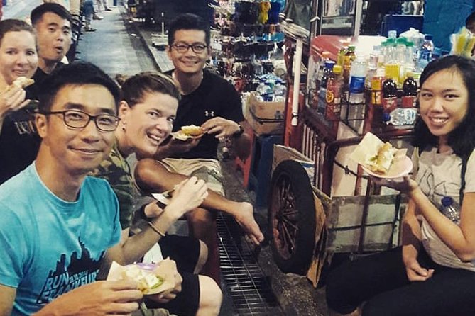 Small-Group Walking and Food Tour by Night in Yogyakarta - Meeting at Tugu Jogja and riding a becak without the hassle