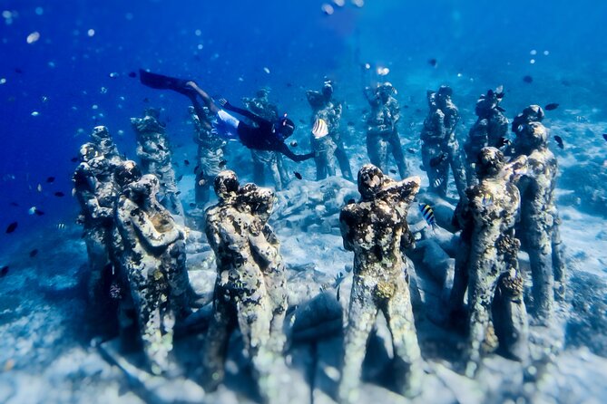 Snorkeling with turtle and statue in Gilis - Why turtles and statues are such a big deal in Gili Trawangan
