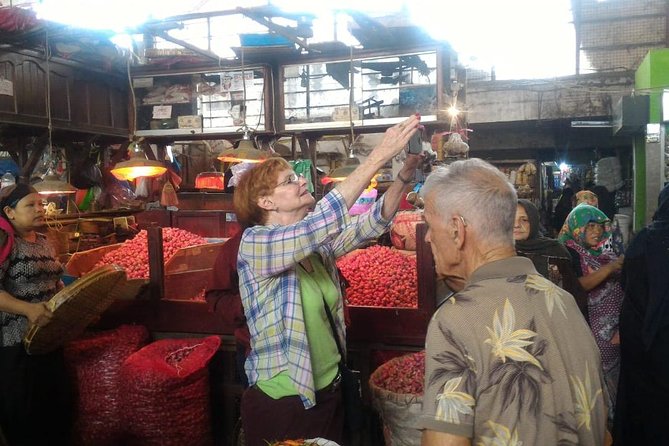 Surabaya Private Tour - Traditional market time: snacks, browsing, and learning how locals shop
