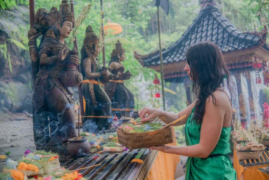 Taman Beji Griya Waterfall: Holy Bathing/Soul Retreat Ritual - Towels, Lockers, and How to Keep the Day Comfortable