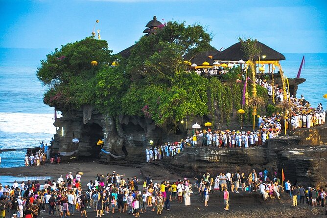 Tanah Lot and North Bali Tour: Scenic Journey - Stop 1: Ulun Danu Bratan, the lakeside temple feel