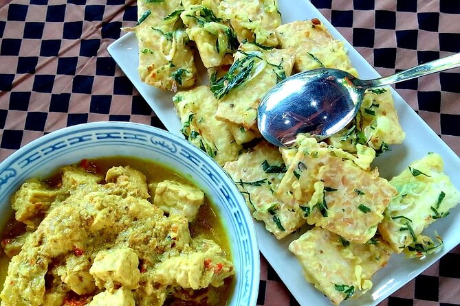Traditional Tempeh Making & Cooking Balinese Cuisine - Cooking in the Open Air Kitchen Studio: Sayur Urab and Tempeh Dishes