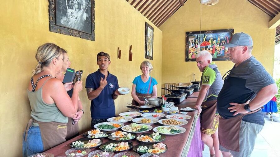 Ubud: Balinese Cooking Class with Hotel Transfers - Morning Market Shopping for Herbs, Spices, and Meat Choices