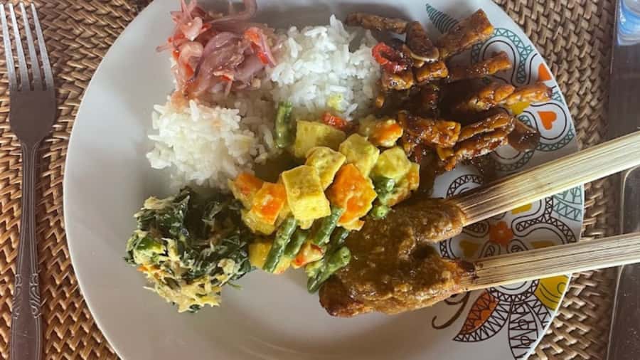 Ubud: Cooking Class with Transfers and Optional Market Visit - Getting there smoothly: hotel pickup, Ubud Center, and meeting point reality
