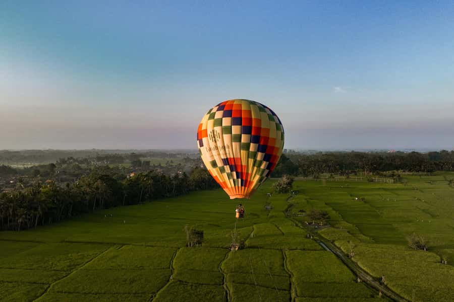 Ubud: Floating Breakfast and Hot Air Balloon Experience - Service details that make or break the morning