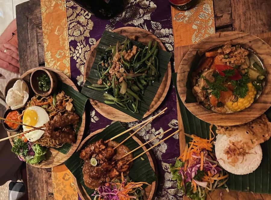 Ubud: Gianyar Night Market Food Tour with up to 17+ Tastings - Guides make or break a food tour, and this one has strong ones