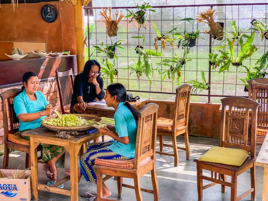 Ubud: Handcrafted Silver Jewelry Workshop - Snacking and the studio setting: the small comforts that make it feel local