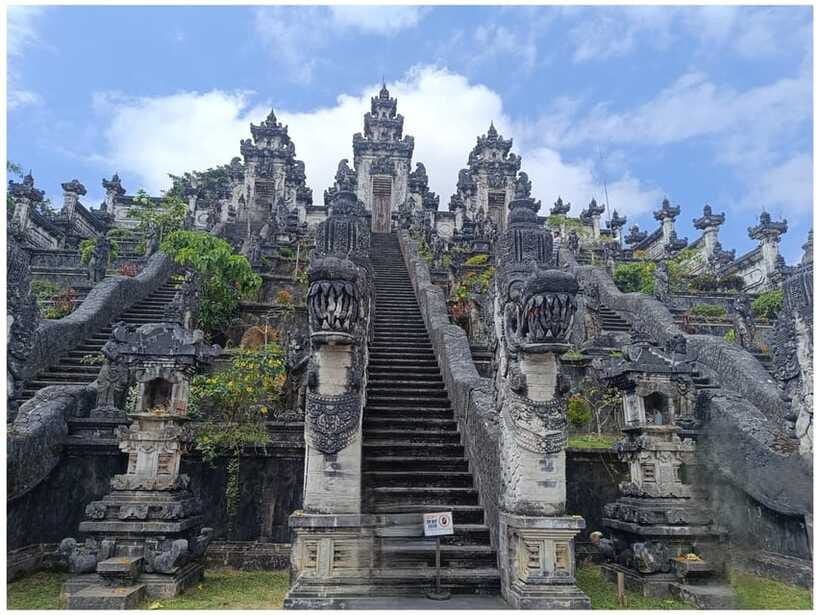 Ubud: Heaven Gate Lempuyang, Water Palace & Waterfall Tour - Lunch and the 30-Minute Reality Check