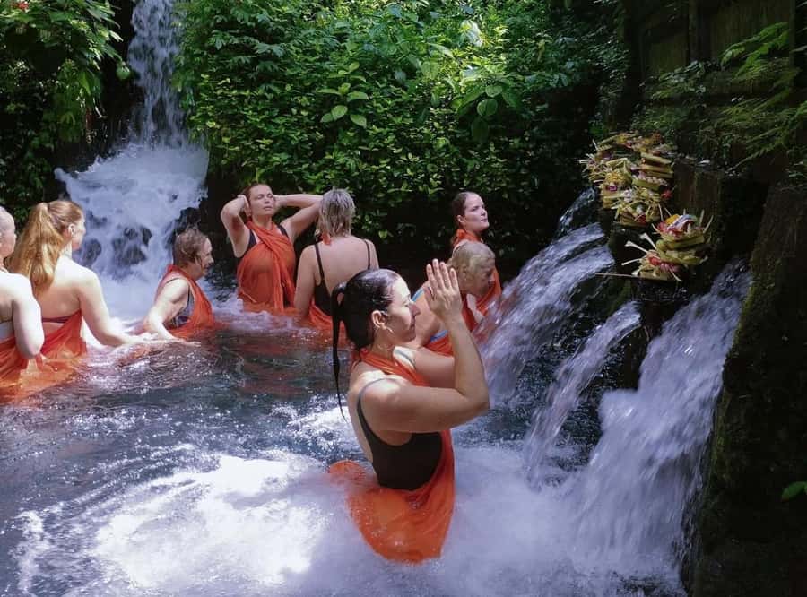 Ubud: Mangening Water Temple Tour with Spiritual Cleansing - Inside Pura Mengening: sarong, offerings, and guided walking