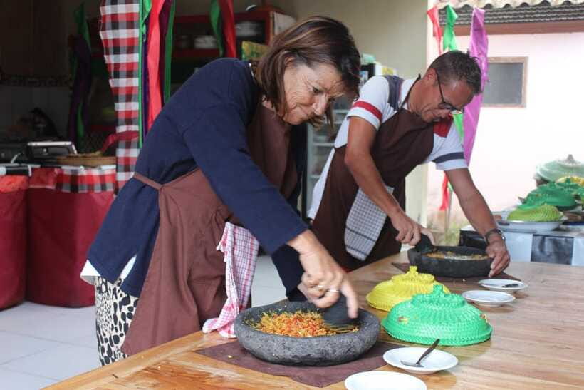 Ubud : Regular or Vegetarian cooking class with market visit - The people make the class: Tata, Yogi, Komah, and Harry
