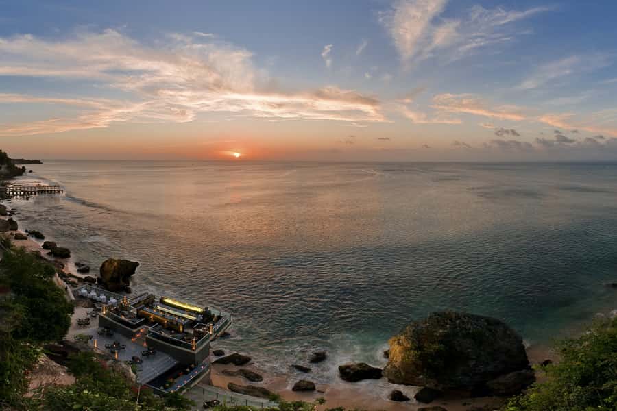 Uluwatu: Beach Club and Cliffside Private Bar Hopping Tour - Jimbaran Bay dinner option after sunset