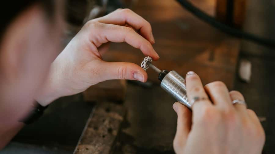 Uluwatu: Krisna Silver Class & Workshop - Surf-spot jewelry making in Uluwatu, not a souvenir factory