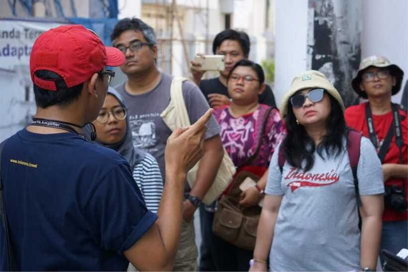 Yogyakarta: 2-Hour Crash Course City Intro on Walking Tour - Passing the Chinese-Indonesian community gate: identity you can see