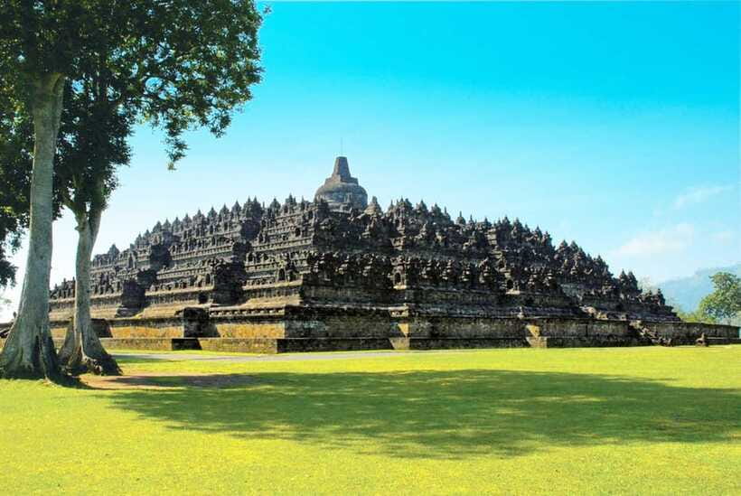 Yogyakarta: Borobudur 5-hour Tour with Climb-up & Transfers - Optional Mendut and Pawon Temples: what the extra stop does for your brain