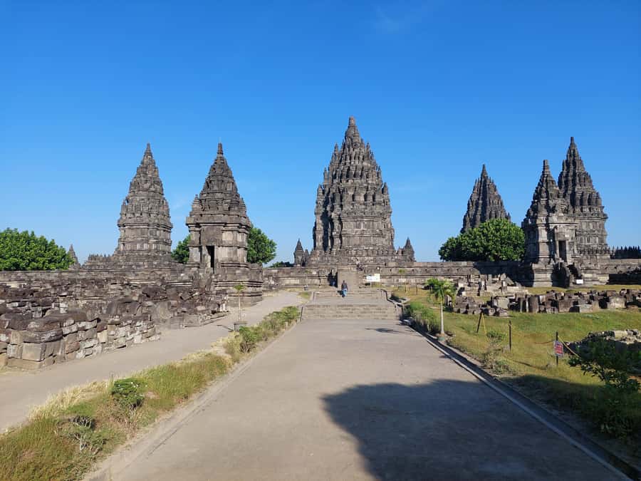 Yogyakarta: Borobudur and Prambanan Private Tour - Lunch break near the temples, plus how to avoid a hunger mess