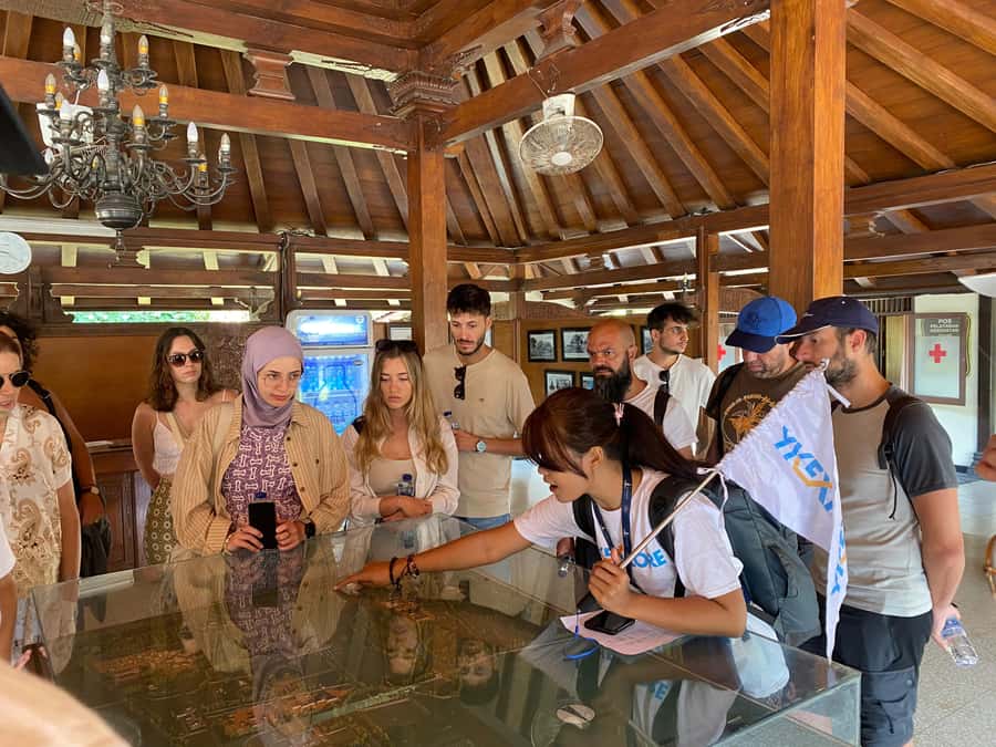 Yogyakarta: Borobudur and Prambanan Temples Guided Tour - Borobudur guided visit: reliefs, statues, and why the guide changes everything