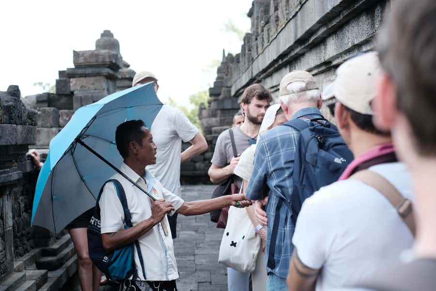 Yogyakarta: Borobudur and Prambanan Temples Guided Tour - Lunch and breaks: how the day keeps you human