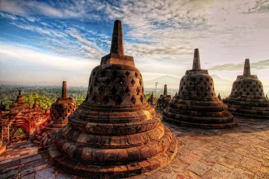 Yogyakarta: Borobudur Sunset Climb Up Shared Guided Tour - The guide experience, English narration plus on-site guide assignment