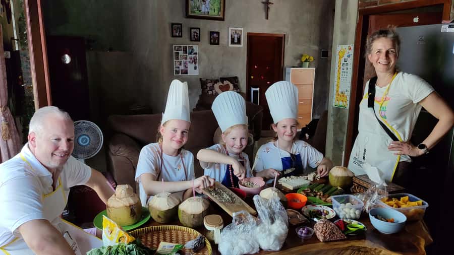 Yogyakarta: Cooking Class with Market Visit and Hotel Pickup - The cooking class itself: 1 starter, 4 mains, 1 dessert