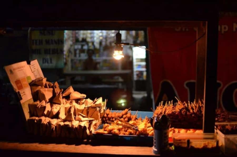 Yogyakarta: Guided City Walk and Food Tour - Hidden Gem Stop After Dinner: Dessert, Street Snacks, and Game Energy