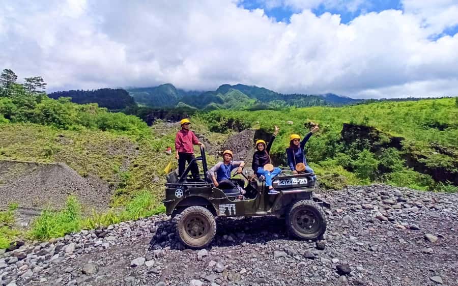 Yogyakarta: Mt. Merapi Sunrise, Jomblang & Pindul Cave Tour - Pindul Cave tubing on the Oyo River: wet, fun, and seasonal