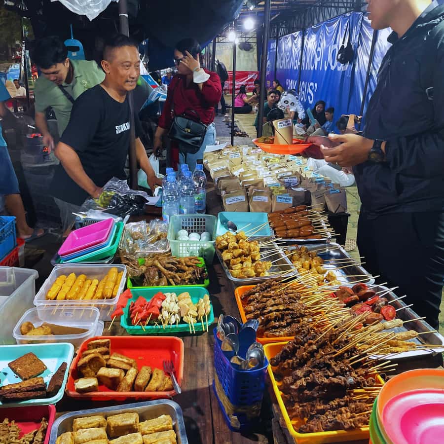 Yogyakarta: Night Walking & Street Food Tour - What you can eat: from wedang ronde to gudeg and peanut satay