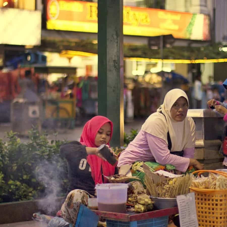 Yogyakarta: Night Walking & Street Food Tour - Night market time, street performances, and the feel of the crowd