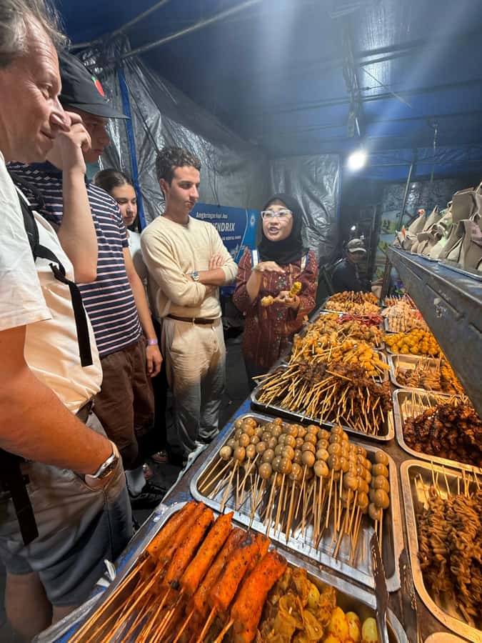 Yogyakarta: Nighttime Walk and Food Tour - Malioboro Jogyakarta at night: coffee, street food, and sweets