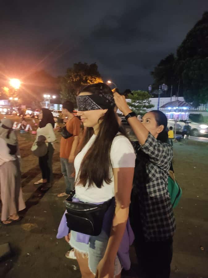 Yogyakarta: Nighttime Walk and Food Tour - Meeting at Tugu Golong Gilig, then the becak rickshaw switch