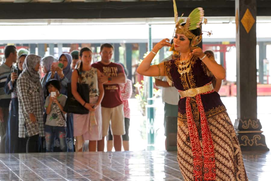 Yogyakarta: Palace, Water Castle & UNESCO Temple Guided Tour - First Stop: Sultan’s Palace and the Living Side of Royal Power