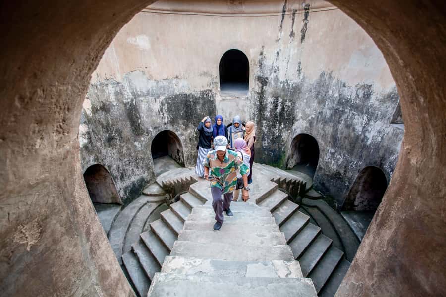 Yogyakarta: Palace, Water Castle & UNESCO Temple Guided Tour - Choosing Your UNESCO Moment: Borobudur or Prambanan