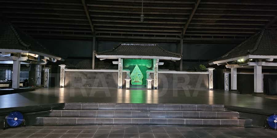Yogyakarta: Ramayana Ballet Performance with Optional Dinner - The dinner option: buffet food with live music, plus palace vibes