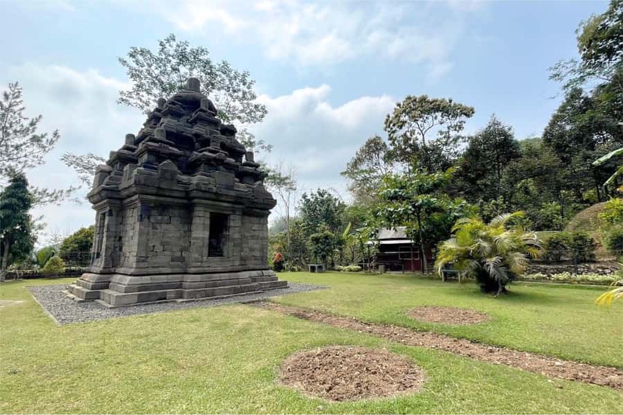 Yogyakarta: Selogriyo Temple, Rice Terraces & Waterfall Tour - Getting out of Yogyakarta: pickup, drive, and how the day flows