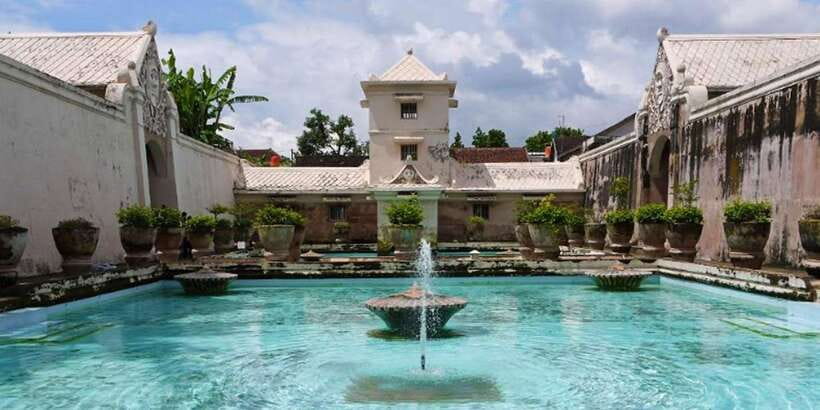 Yogyakarta: Sultan's Palace and Water Castle Walking Tour - Why Yogyakarta’s Kraton and Taman Sari Fit Together