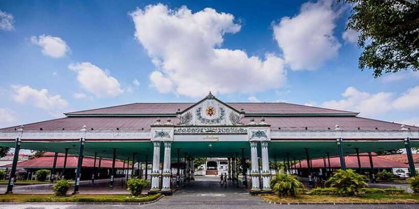 Yogyakarta: Sultan's Palace and Water Castle Walking Tour - Courtyards, Architecture Clues, and What Your Guide Helps You Notice