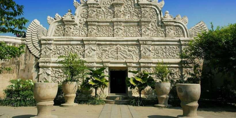 Yogyakarta: Sultan's Palace and Water Castle Walking Tour - Taman Sari Water Castle: Pools, Pavilions, Gardens, and Tunnels