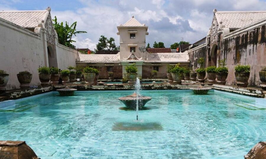 Yogyakarta: Sultan's Palace and Water Castle Walking Tour - Who Should Book This Tour, and Who Might Prefer Another Plan