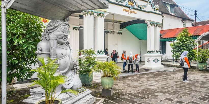 Yogyakarta: Sultan's Palace and Water Castle Walking Tour - Step-by-Step: Sultan’s Palace Inside the Kraton