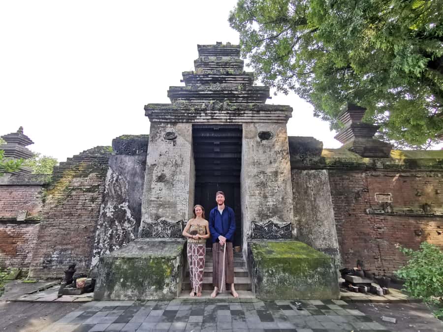 Yogyakarta: The Oldest Neighborhood Walking Experience - Starting at the huge tree: your first 10 minutes set the tone
