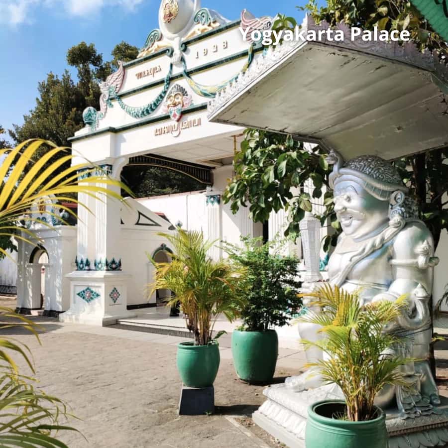Yogyakarta: Yogyakarta Palace & Water Castle Guided Tour - Starting at the Kraton: where the story begins
