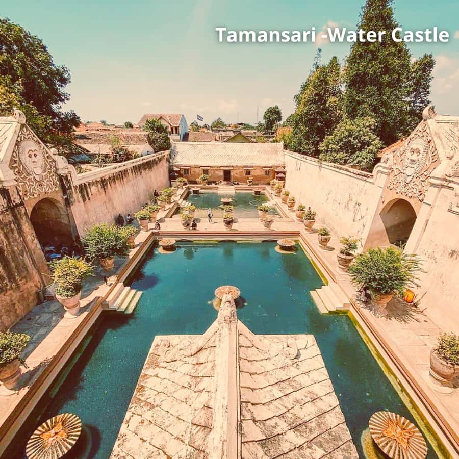 Yogyakarta: Yogyakarta Palace & Water Castle Guided Tour - The visitor center break and the arts-and-crafts market stop