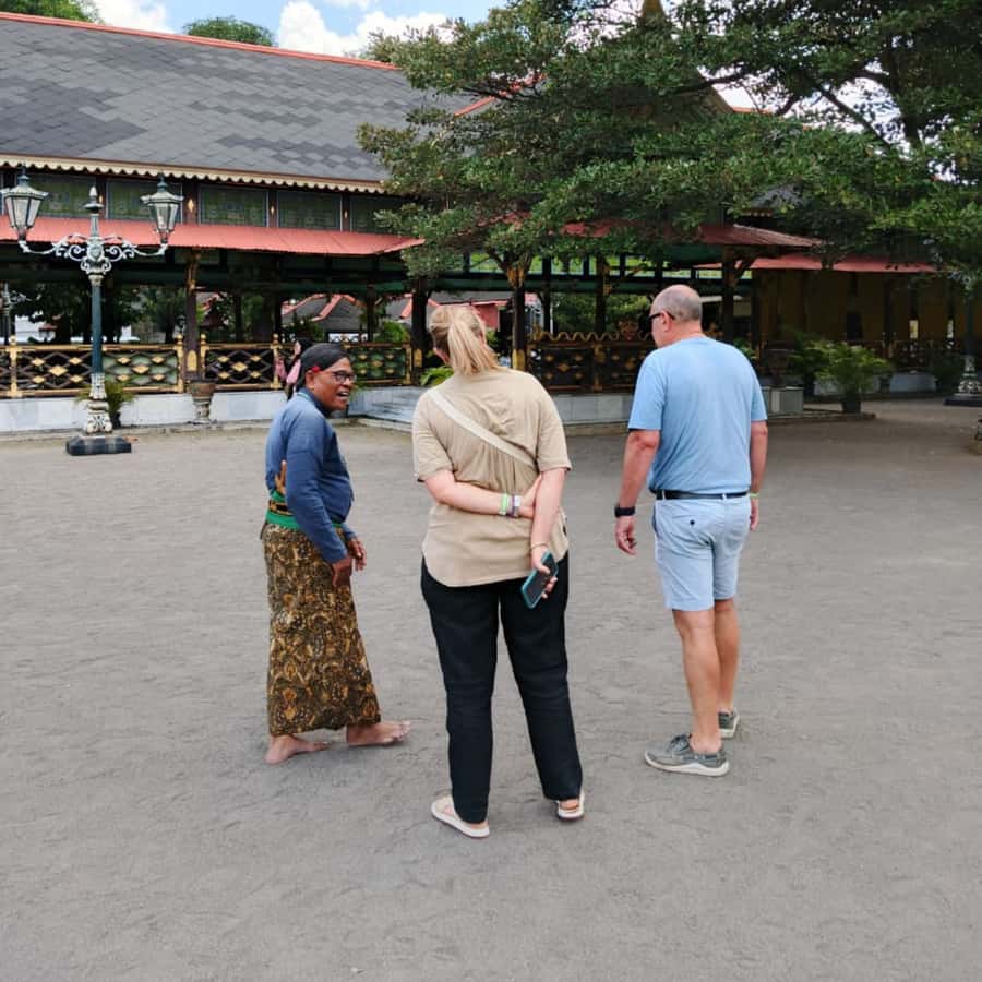 Yogyakarta: Yogyakarta Palace & Water Castle Guided Tour - When gamelan and dance show up, and when they might not